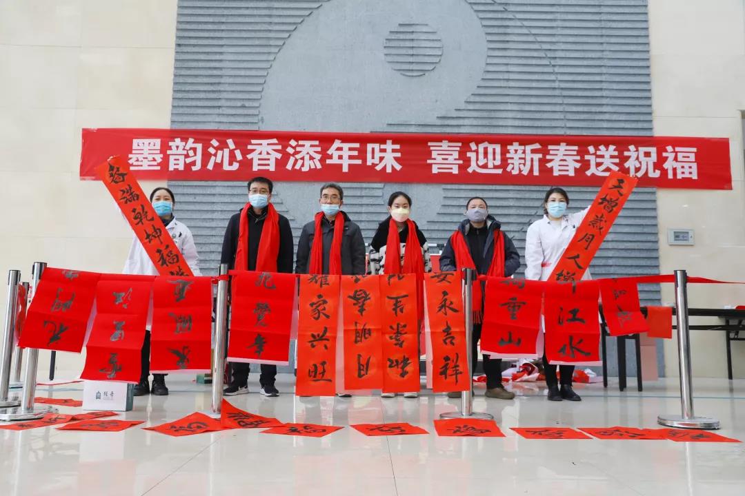 【翰墨迎春】宿遷市書法家協(xié)會書法家走進市鐘吾醫(yī)院寫春聯(lián)、送祝福(圖6) 【翰墨迎春】宿遷市書法家協(xié)會書法家走進市鐘吾醫(yī)院寫春聯(lián)、送祝福(圖6)